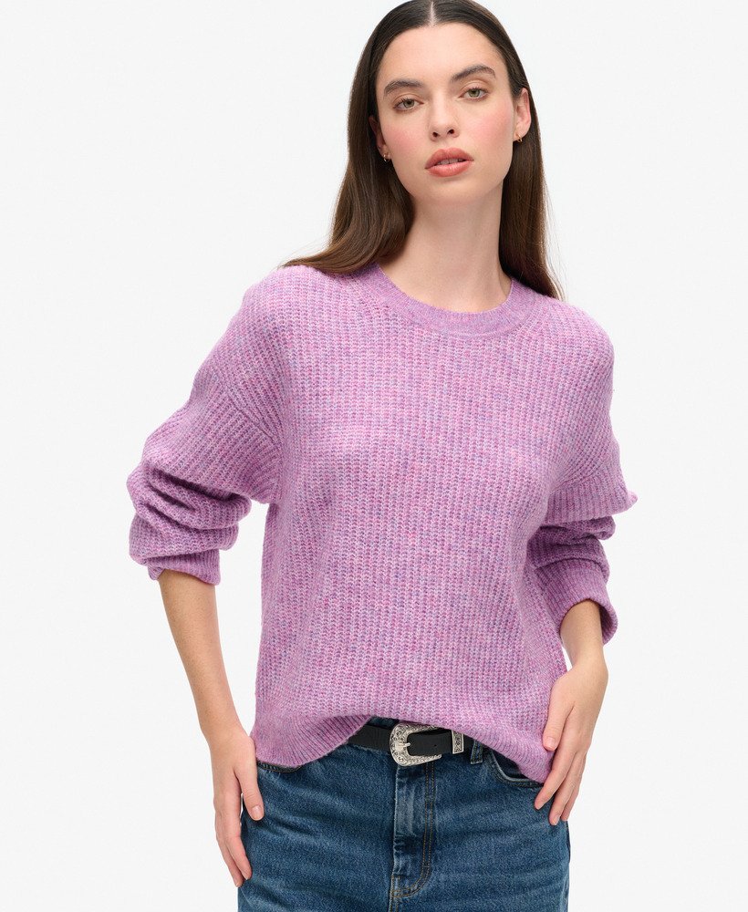 sweter z okrągłym dekoltem w kolorze liliowo-różowym z efektem twist