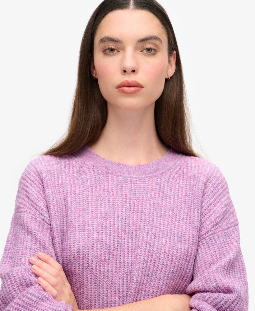 sweter z okrągłym dekoltem w kolorze liliowo-różowym z efektem twist