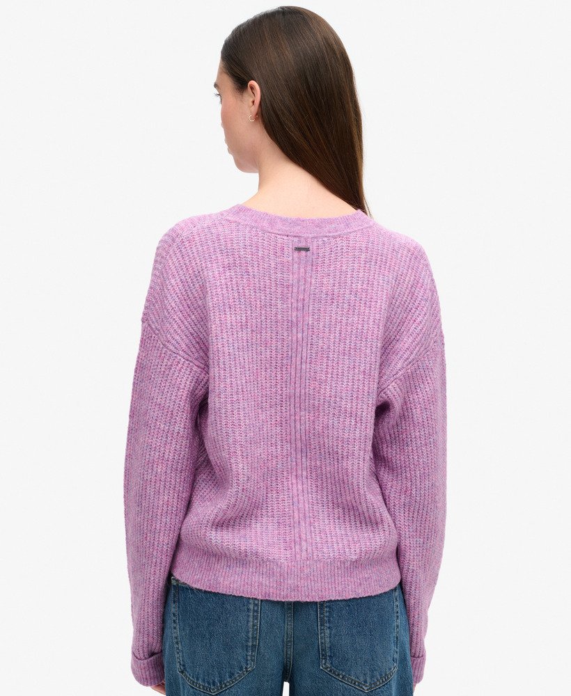sweter z okrągłym dekoltem w kolorze liliowo-różowym z efektem twist