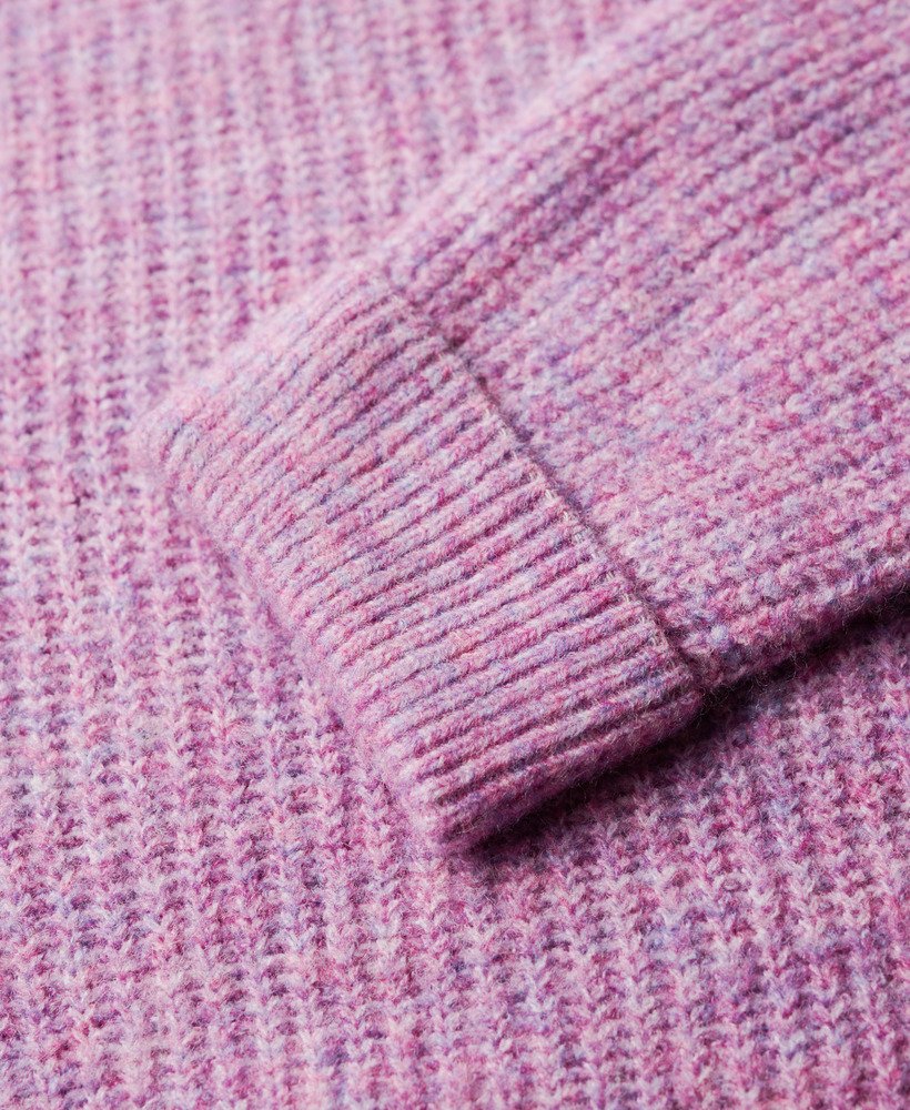 sweter z okrągłym dekoltem w kolorze liliowo-różowym z efektem twist