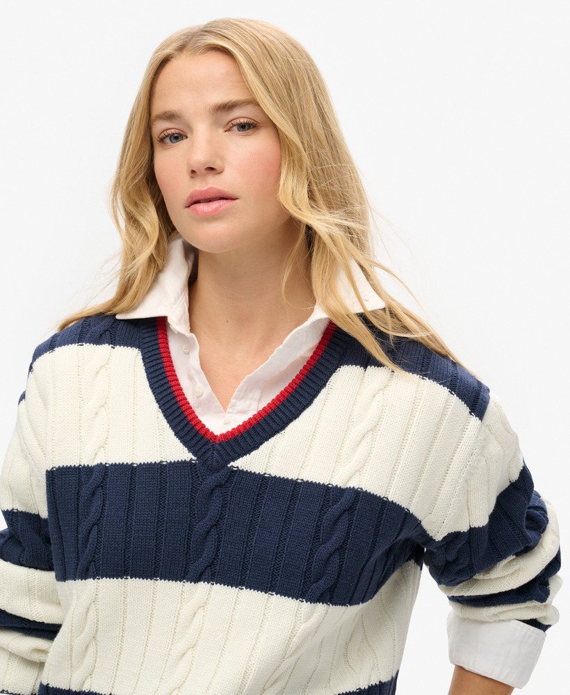 sweter w paski oversize z dekoltem w serek w kolorze najbogatszego granatu