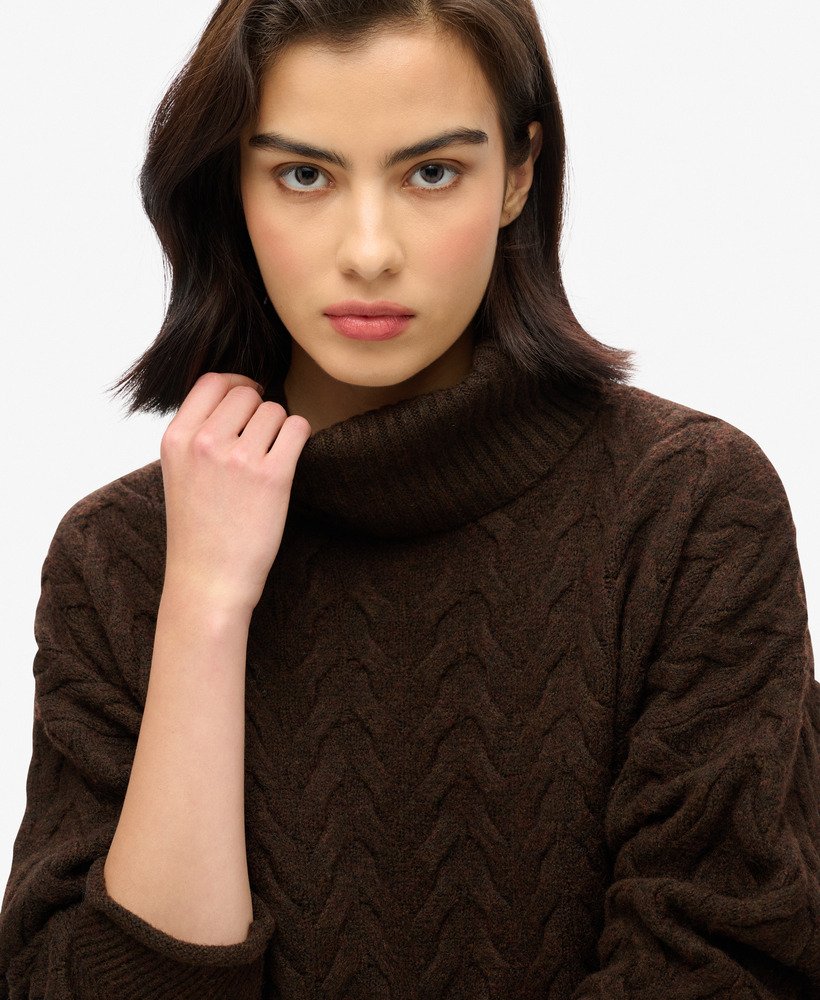 lekki sweter z golfem cable roll w kolorze ciemnobrązowym twist