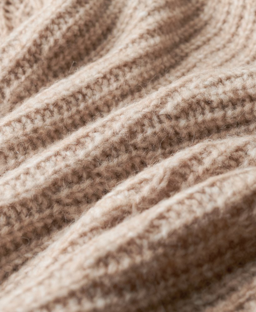 sweter z prążkowanym ściągaczem i głębokim dekoltem w kolorze jasnopiaskowym