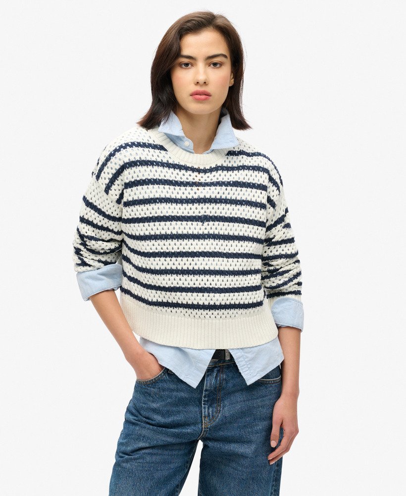 krótki sweter z okrągłym dekoltem w paski w kolorze naturalnej bieli