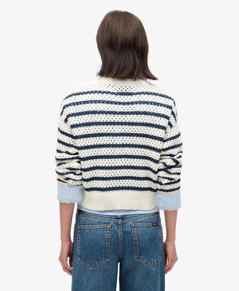 krótki sweter z okrągłym dekoltem w paski w kolorze naturalnej bieli