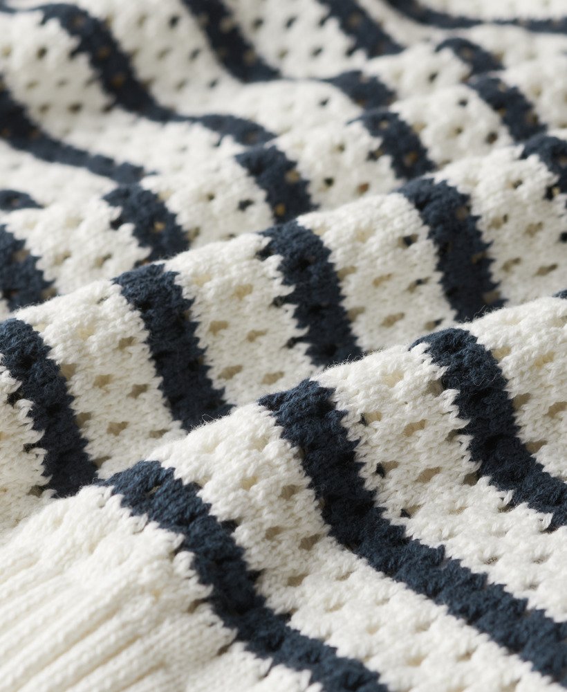krótki sweter z okrągłym dekoltem w paski w kolorze naturalnej bieli