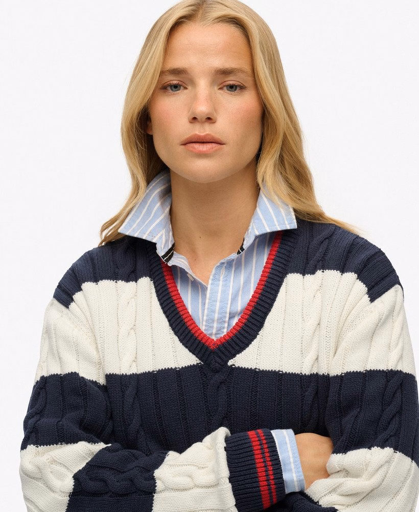 Sweter w paski z oversize'owym dekoltem w serek
