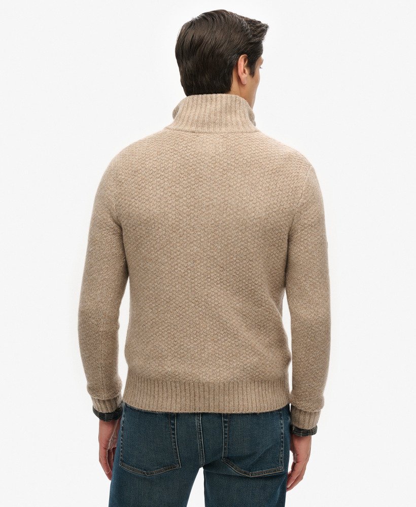 sweter z grubej dzianiny z guzikami przy kołnierzu w kolorze pustynnego szarego beżu i melanżu