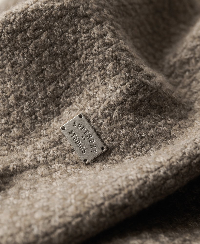 sweter z grubej dzianiny z guzikami przy kołnierzu w kolorze pustynnego szarego beżu i melanżu