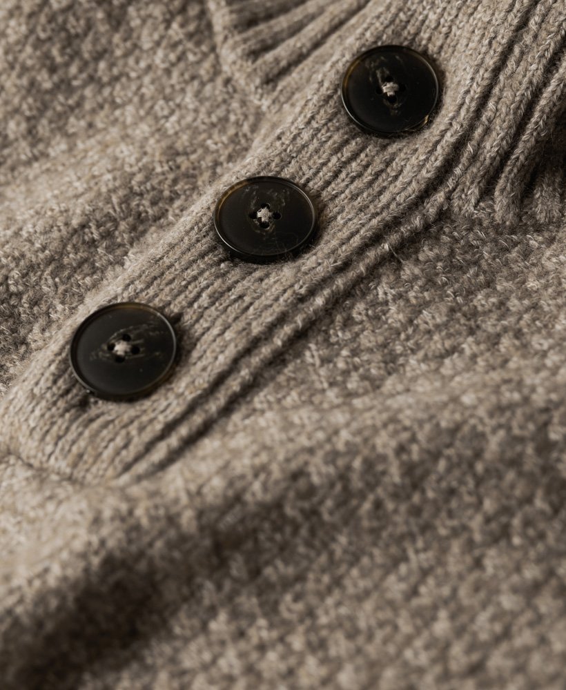 sweter z grubej dzianiny z guzikami przy kołnierzu w kolorze pustynnego szarego beżu i melanżu
