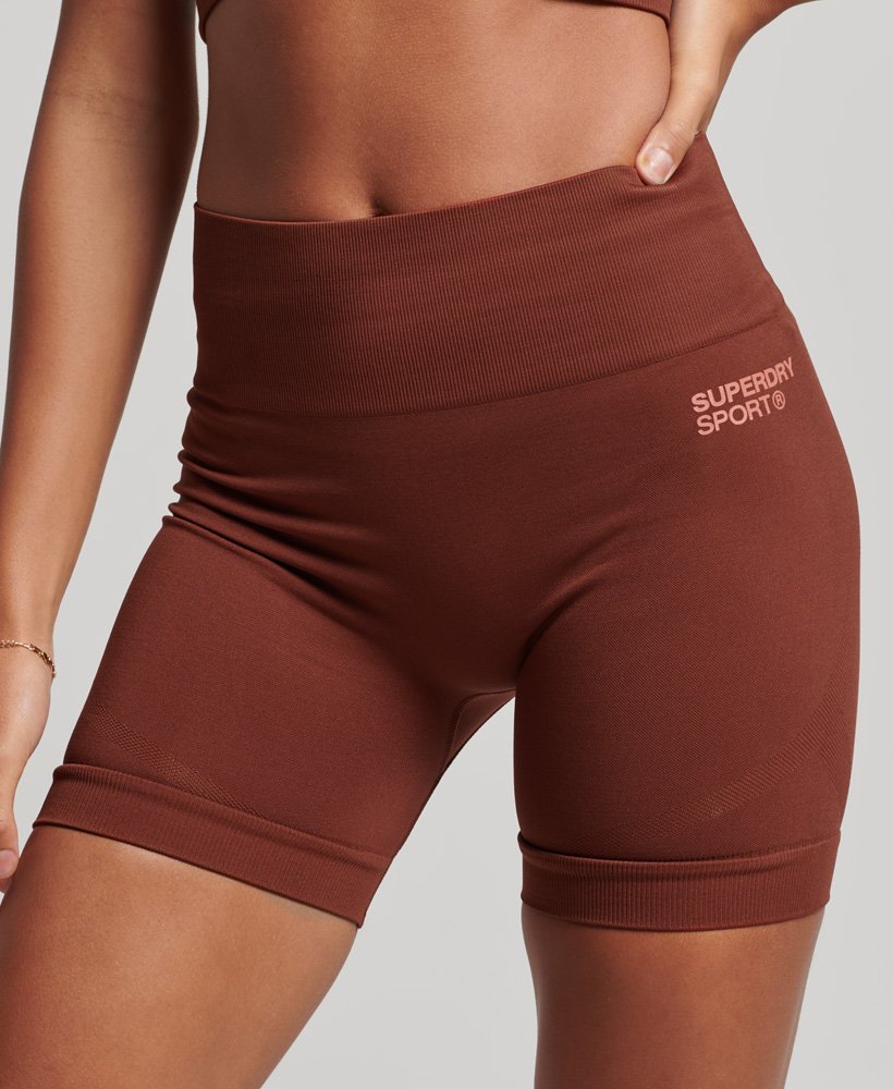 szorty core seamless tight w kolorze wypalanej cegły brązowej