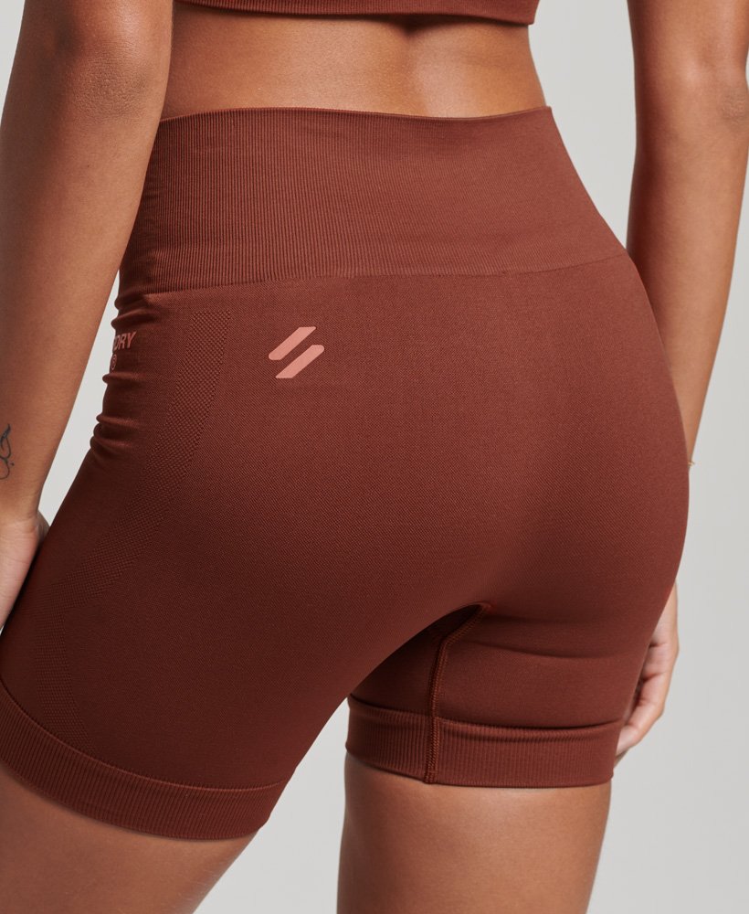 szorty core seamless tight w kolorze wypalanej cegły brązowej