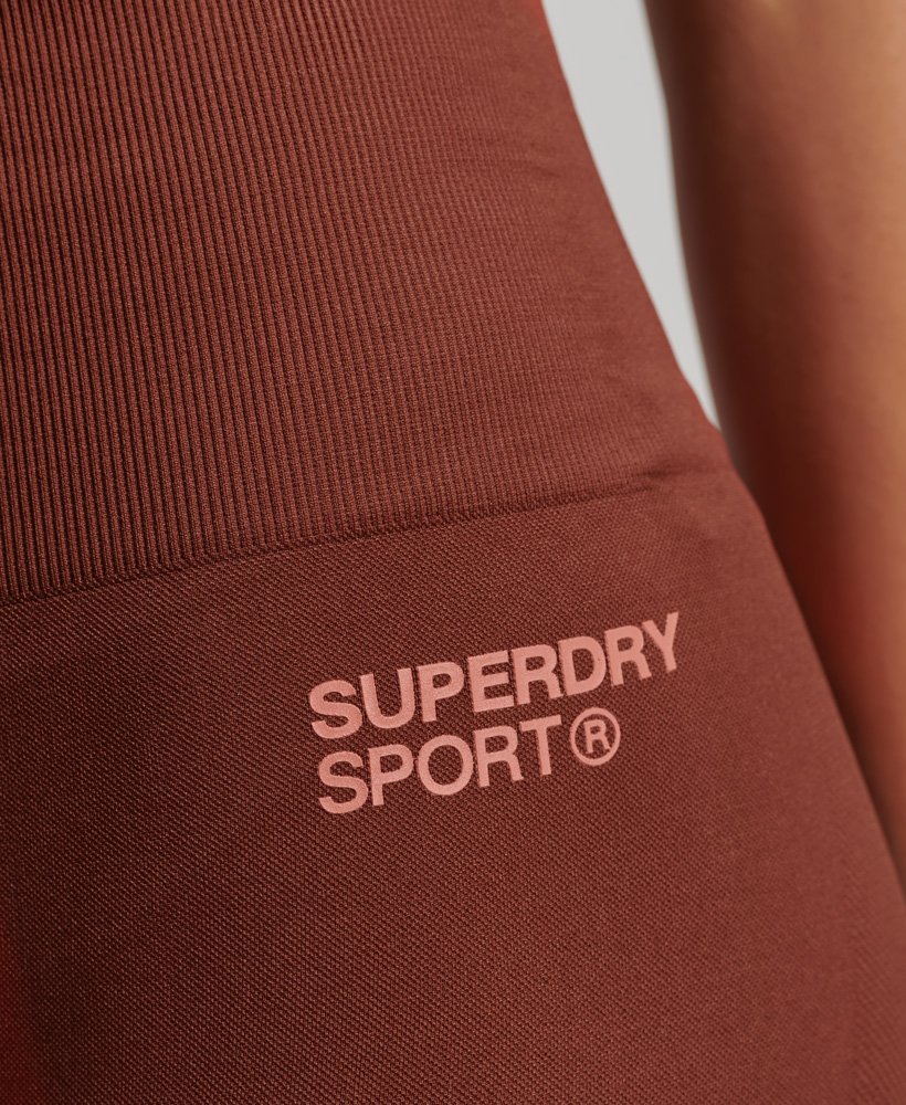 szorty core seamless tight w kolorze wypalanej cegły brązowej
