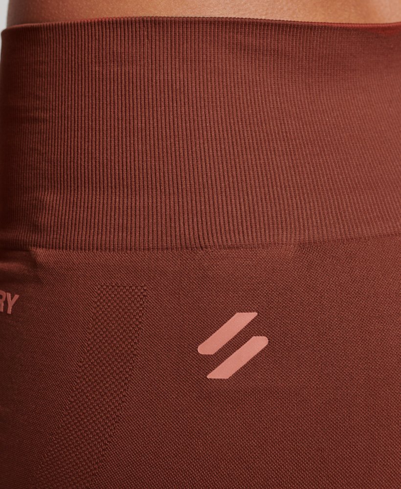 szorty core seamless tight w kolorze wypalanej cegły brązowej