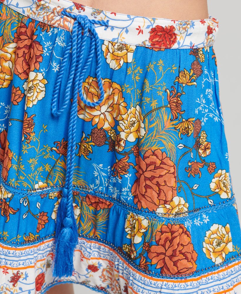 spódnica mini w stylu vintage z ozdobnymi niebieskimi kwiatami