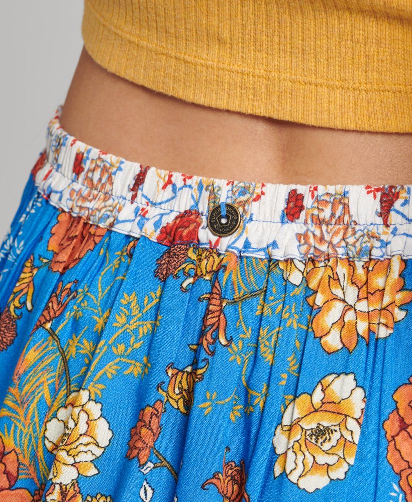 spódnica mini w stylu vintage z ozdobnymi niebieskimi kwiatami