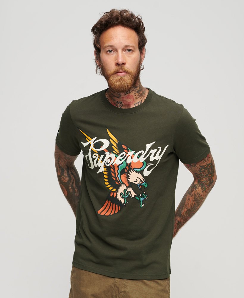 koszulka z nadrukiem tattoo script z przodu w kolorze ciemnoszarym i zielonym
