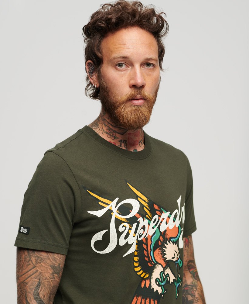 koszulka z nadrukiem tattoo script z przodu w kolorze ciemnoszarym i zielonym