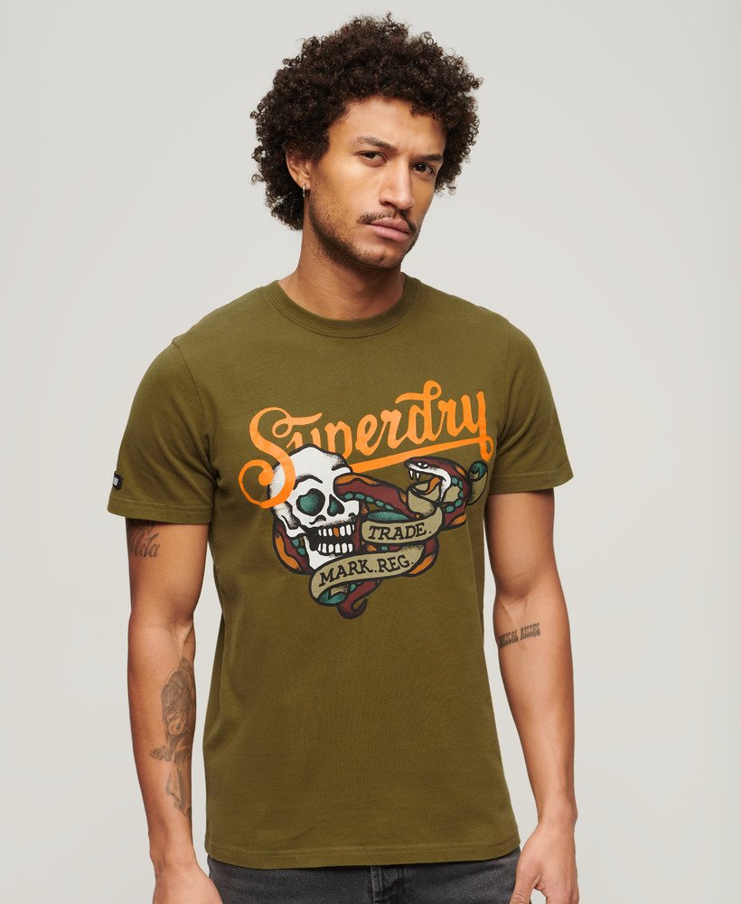 koszulka z napisem tattoo script w kolorze fir green