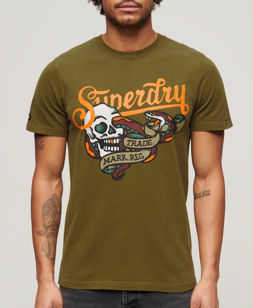 koszulka z napisem tattoo script w kolorze fir green