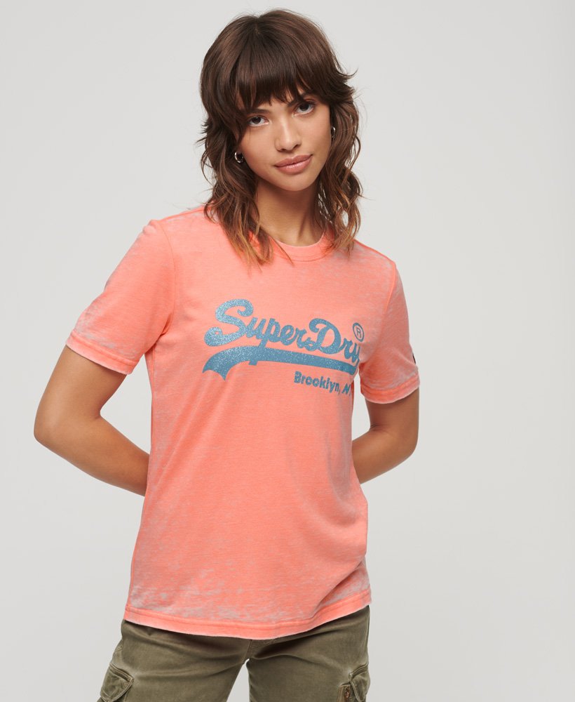 ozdobna koszulka z logo vintage w kolorze fusion coral