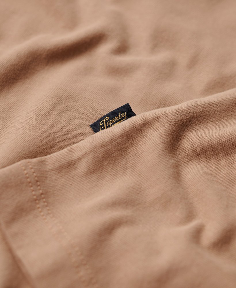 koszulka z bawełny organicznej z haftowanym logo w stylu vintage w kolorze pyramid sands brown