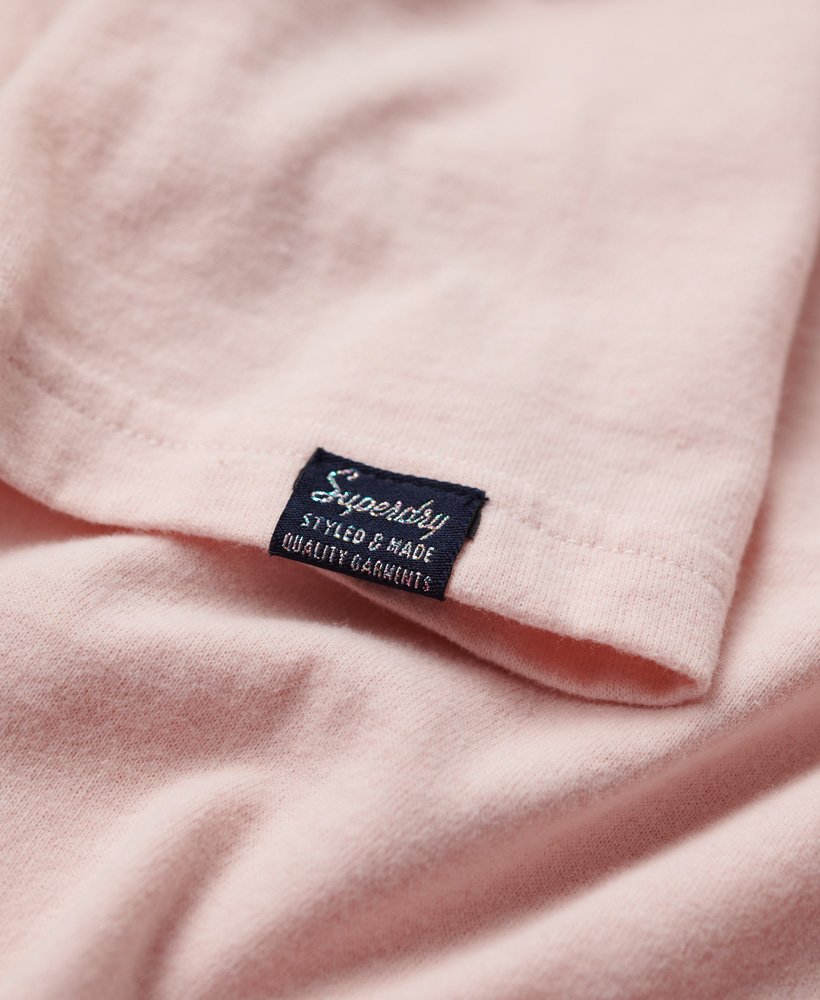 koszulka z kwiatowym napisem i logo z lat 70. w kolorze somon pink marl