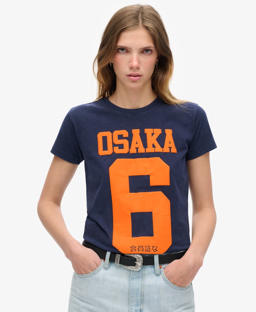 koszulka osaka 6 z nadrukiem bufiastym w kolorze rich navy