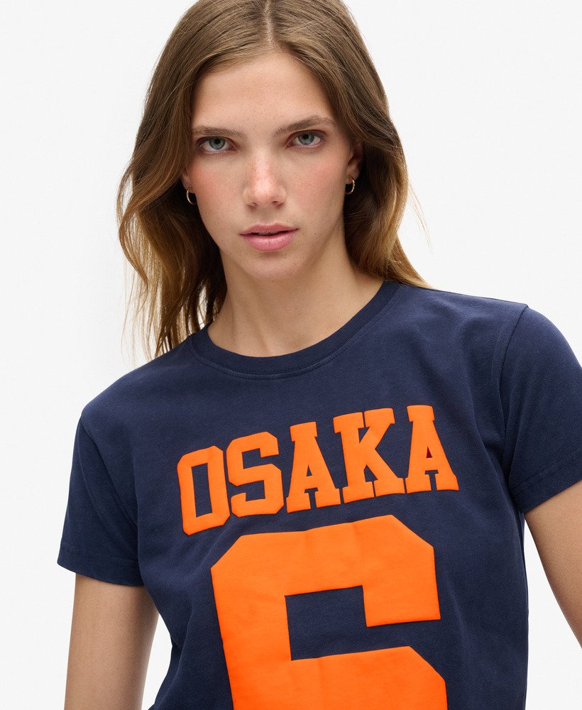 koszulka osaka 6 z nadrukiem bufiastym w kolorze rich navy