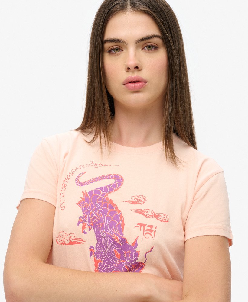 koszulka komodo x superdry kailash dragon w kolorze słodkiej brzoskwini i jasnego różu