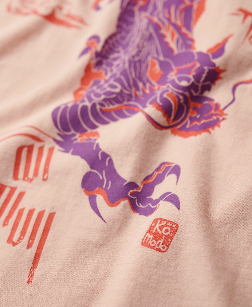koszulka komodo x superdry kailash dragon w kolorze słodkiej brzoskwini i jasnego różu