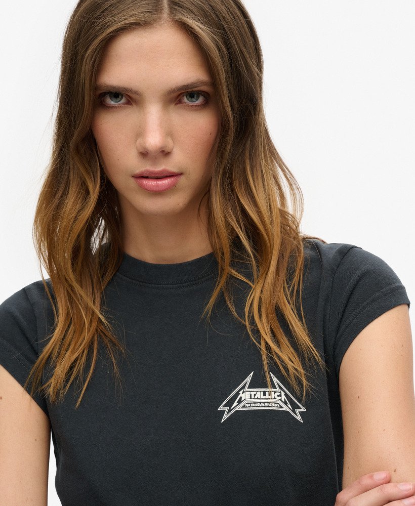 koszulka z krótkim rękawem i nadrukiem zespołu metallica x superdry z tyłu po środku w kolorze czarnym
