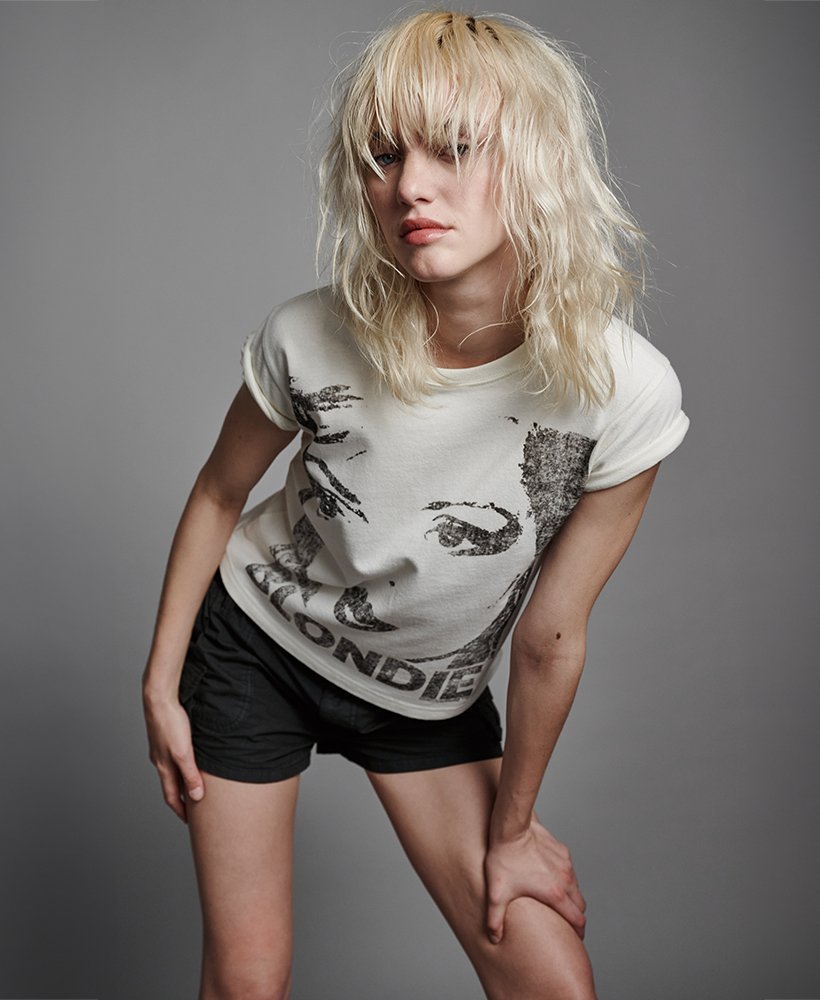 dopasowana koszulka blondie x superdry w kolorze off white