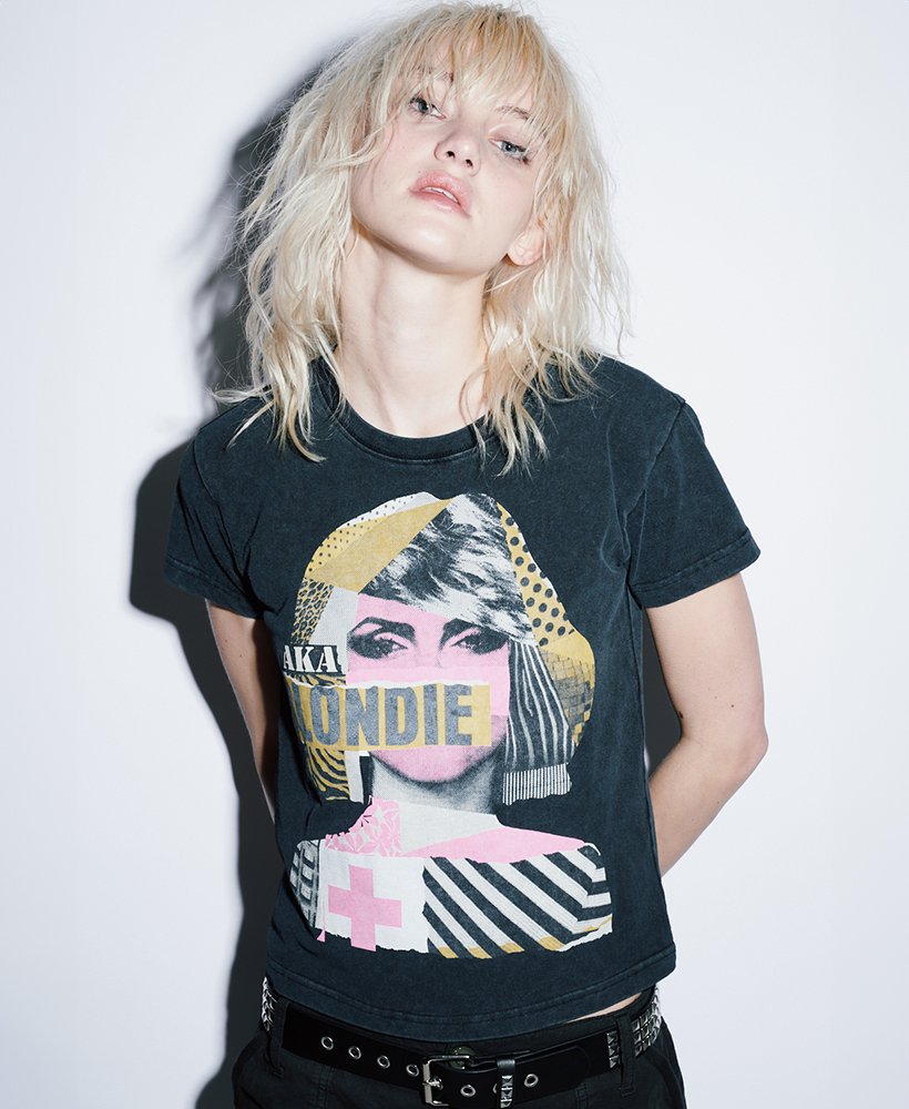 dopasowana koszulka blondie x superdry w kolorze spranej czerni