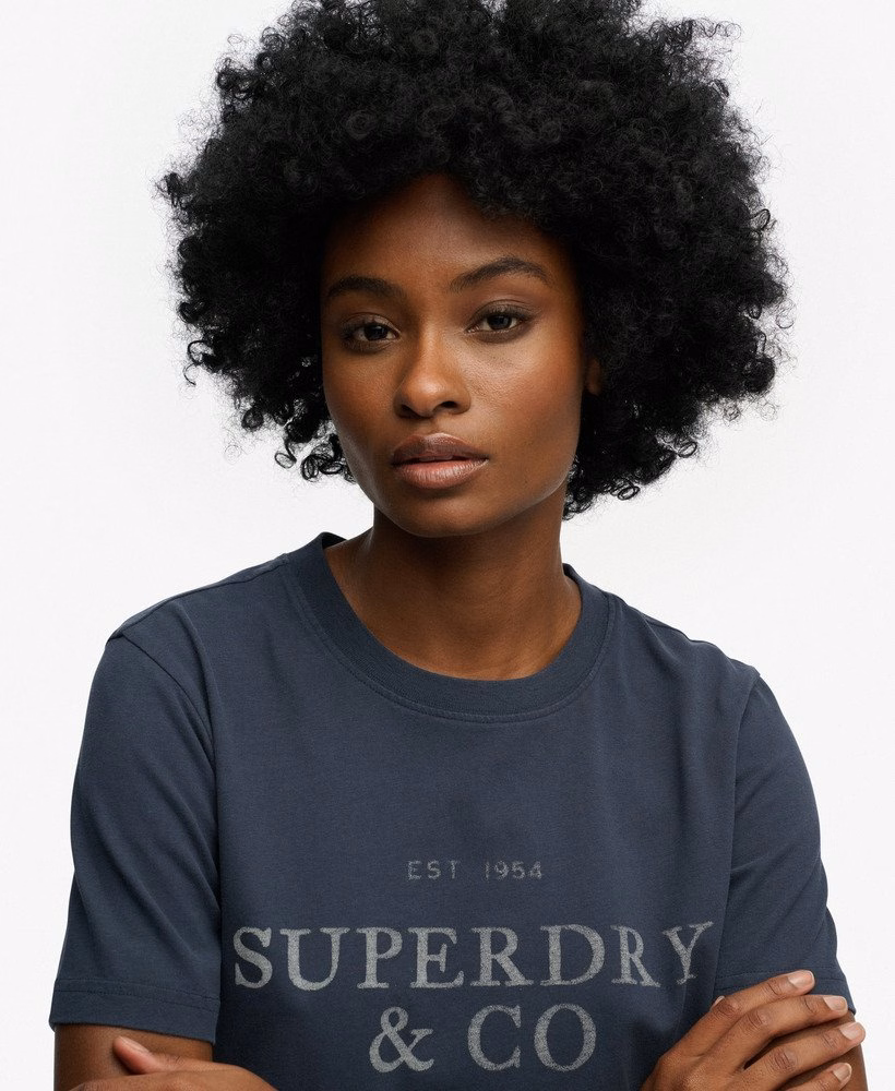 Luźna, swobodna koszulka typu T-shirt