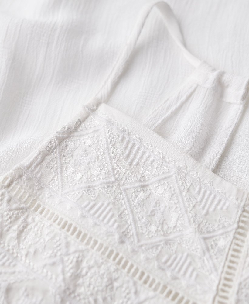 top z koronką w stylu vintage i dekoltem w serek w kolorze off white