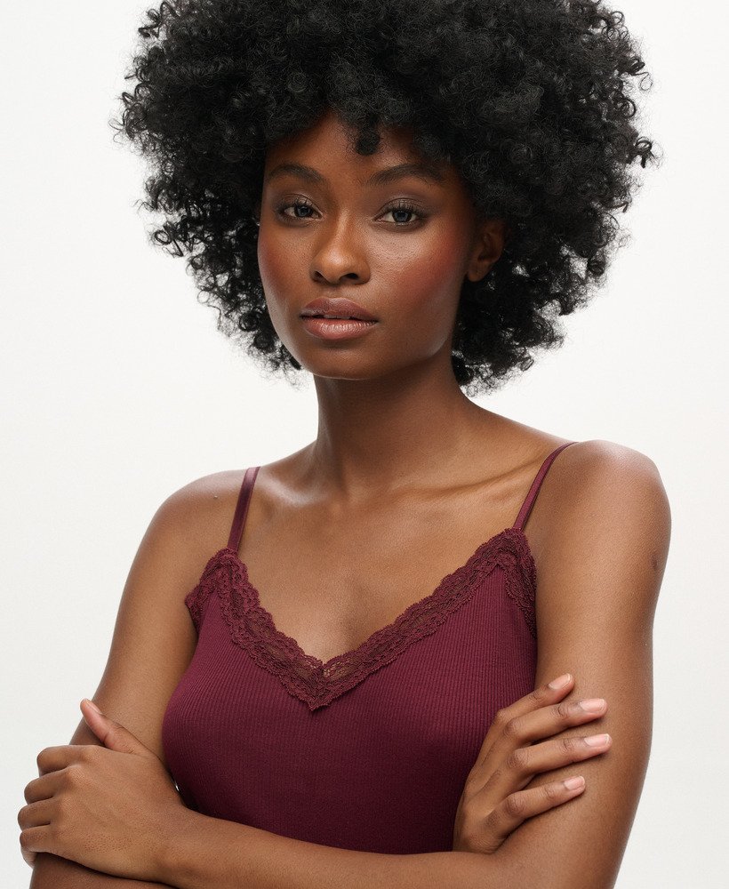 bluzka z organicznej bawełny essential rib lace cami w kolorze port red