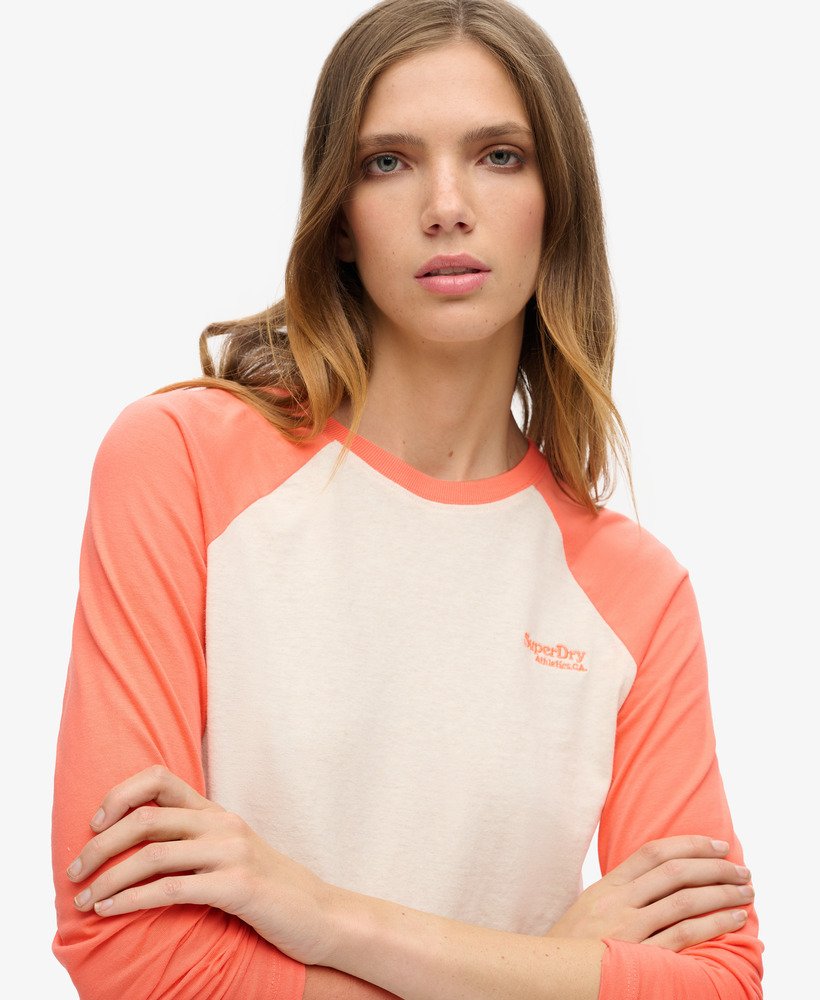 bluzka baseballowa essential logo z długim rękawem w kolorze fusion corallight oat marl