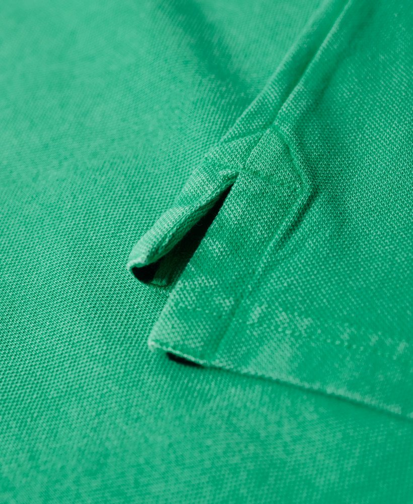 zniszczona koszulka polo w kolorze retro green