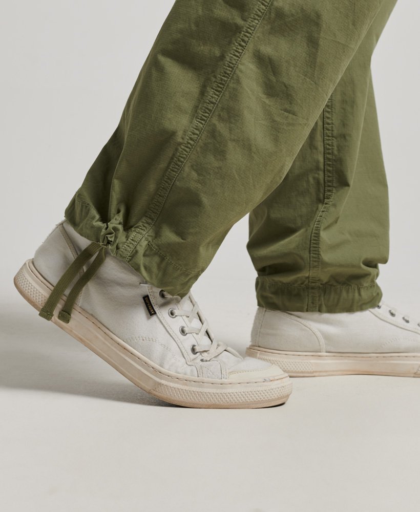 spodnie dresowe woven joggers w kolorze oliwkowym khaki