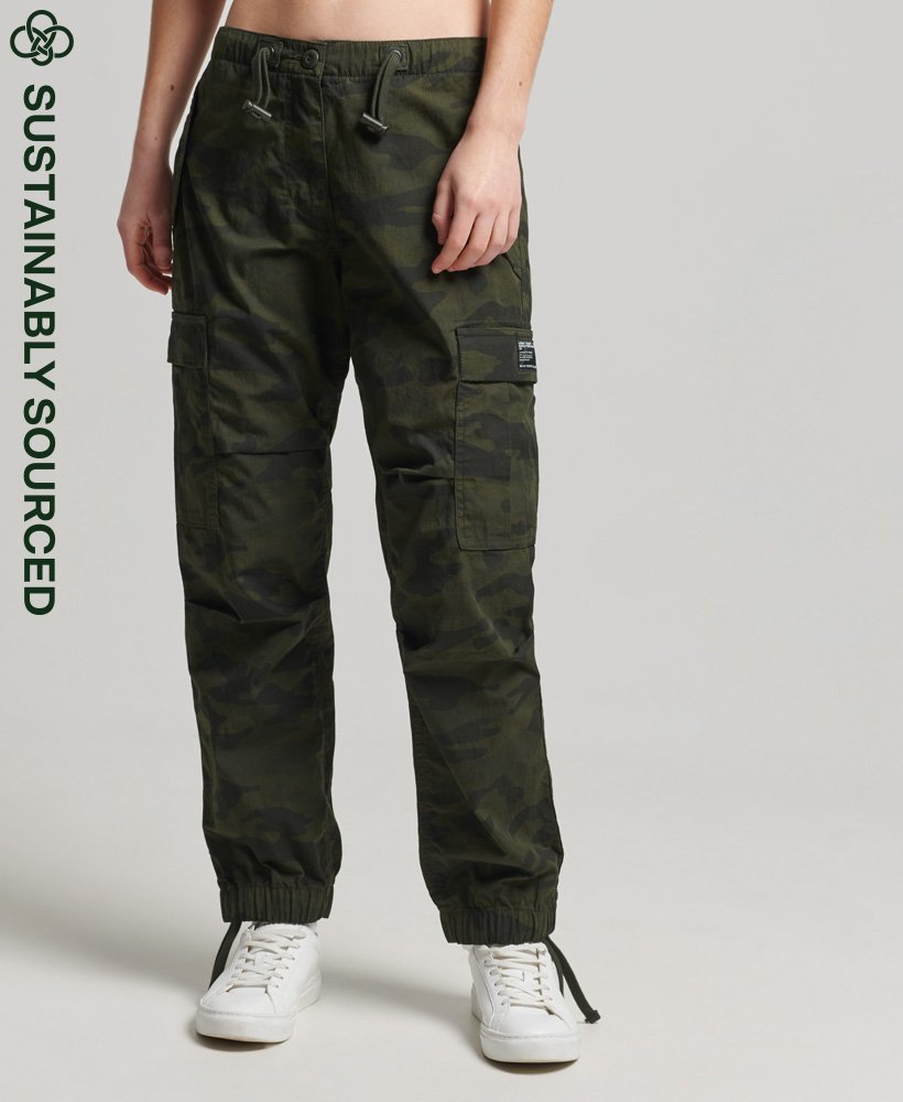 spodnie spadochronowe z bawełny organicznej w kolorze overdyed camo