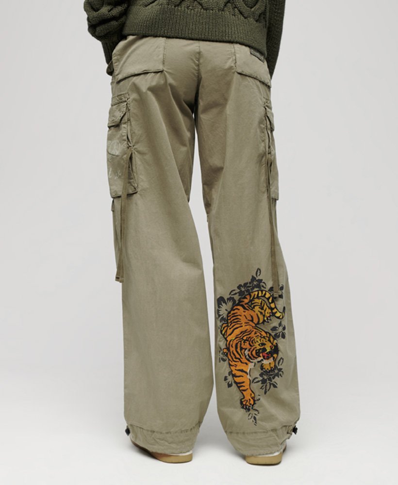spodnie cargo superdry x ringspun boyfriend w kolorze szczypiorkowym
