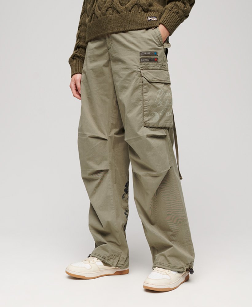 spodnie cargo superdry x ringspun boyfriend w kolorze szczypiorkowym