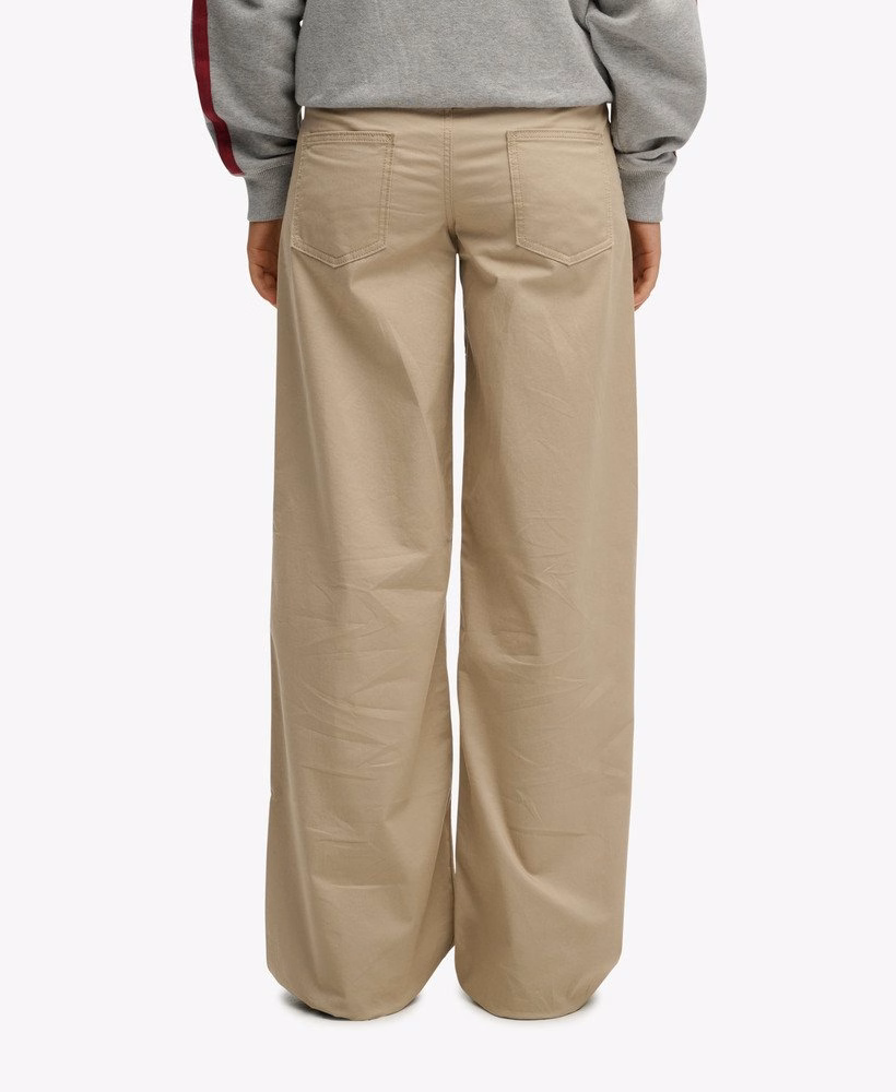 Średni stan, luźne chino